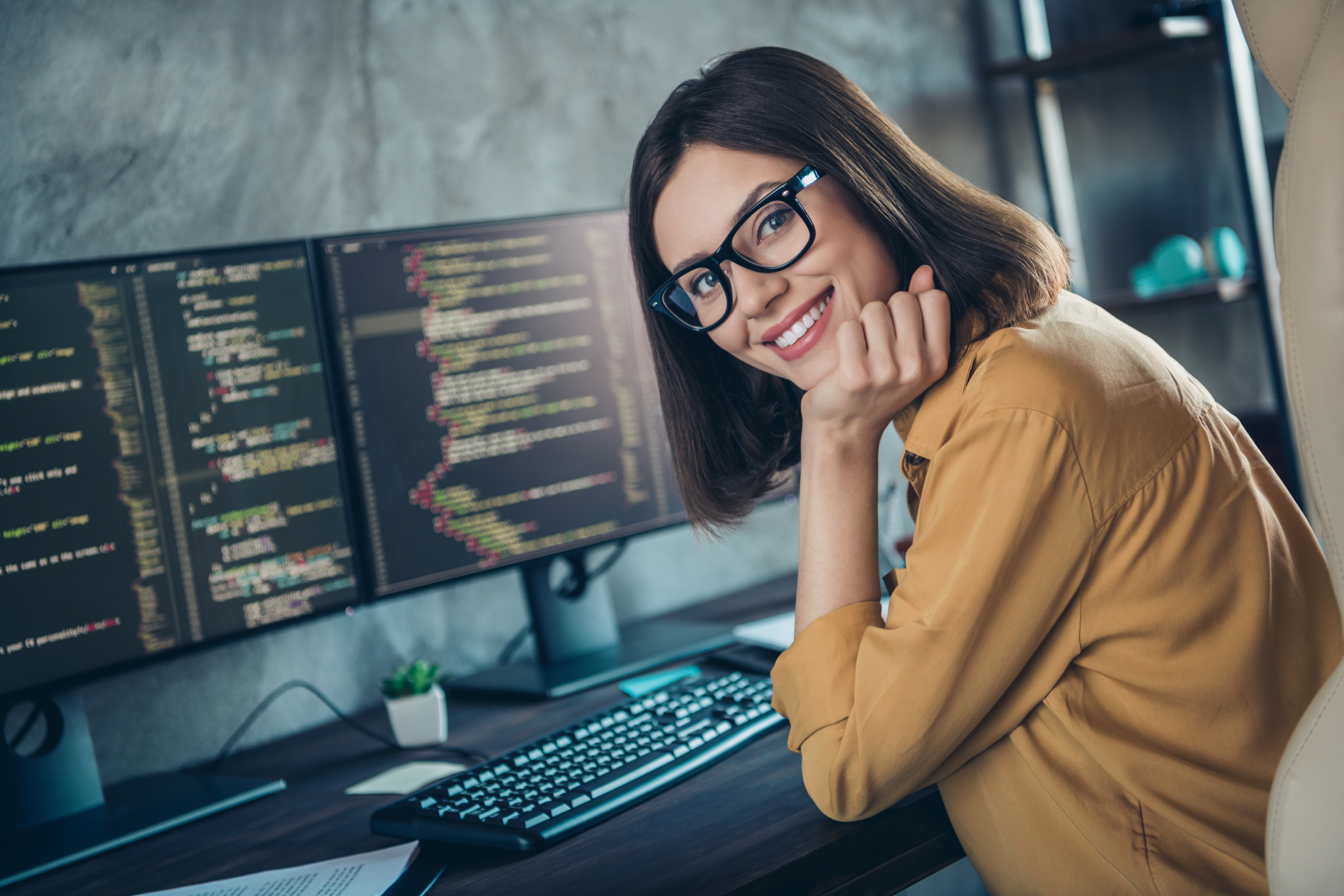 Remote workers managing mail online