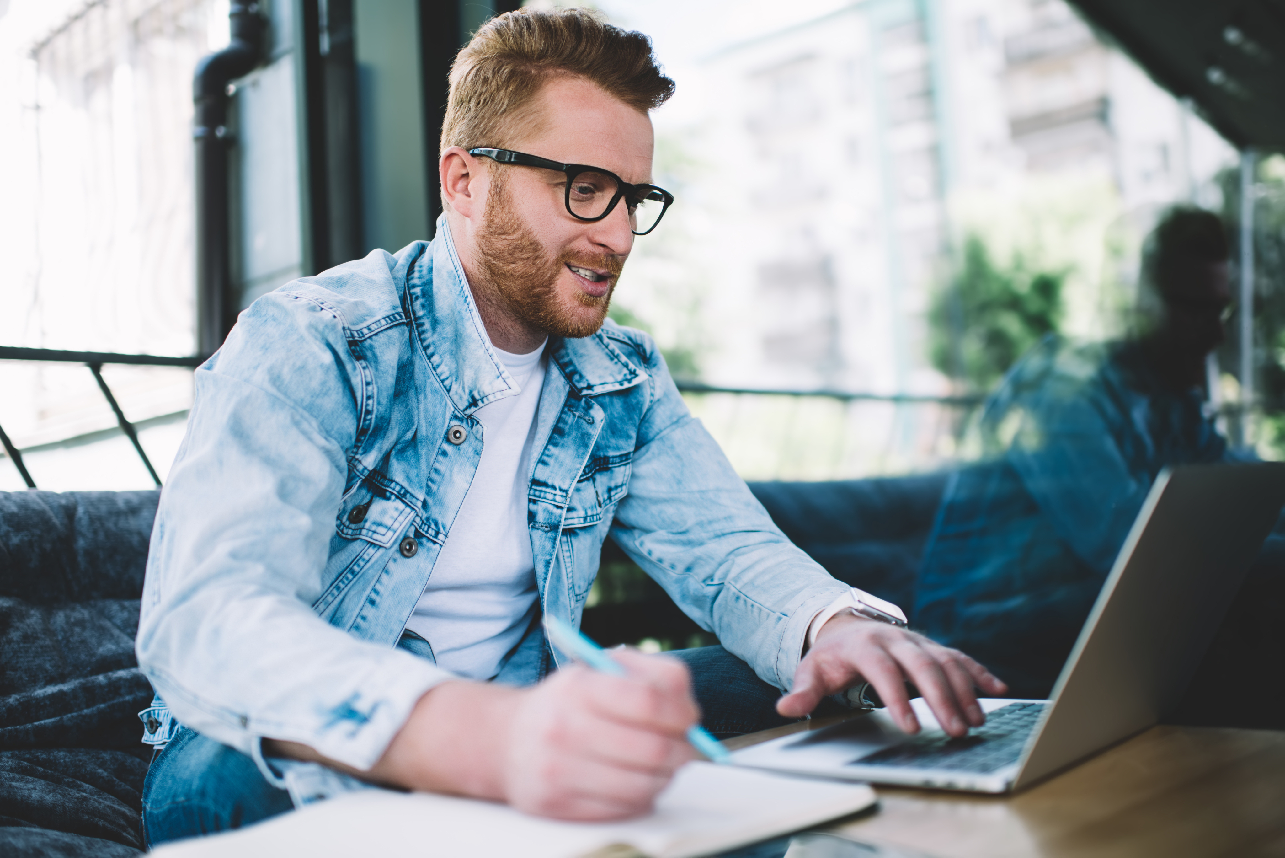 Remote worker managing mail online